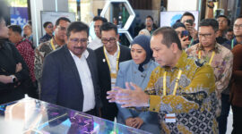 Menteri Komunikasi dan Digital RI Meutya Hafid (tengah) mengunjungi booth TelkomGroup pada gelaran Bali Tech Week (BTW) 2026 di Bali Beach Convention Center, Denpasar, Senin (19/10). Didampingi Direktur Network Telkom Budi Satria Dharma Purba, Meutya meninjau peran NeutraDC dalam mendukung pengembangan infrastruktur AI-ready data center sebagai bagian dari upaya memperkuat kedaulatan ekosistem digital dan kecerdasan buatan (AI) di Indonesia.