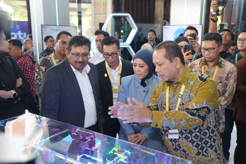Menteri Komunikasi dan Digital RI Meutya Hafid (tengah) mengunjungi booth TelkomGroup pada gelaran Bali Tech Week (BTW) 2026 di Bali Beach Convention Center, Denpasar, Senin (19/10). Didampingi Direktur Network Telkom Budi Satria Dharma Purba, Meutya meninjau peran NeutraDC dalam mendukung pengembangan infrastruktur AI-ready data center sebagai bagian dari upaya memperkuat kedaulatan ekosistem digital dan kecerdasan buatan (AI) di Indonesia.