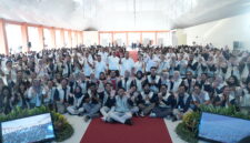 Guru dan siswa Sekolah Rakyat Terpadu Kulon Progo berfoto bersama dalam rangkaian program Connect.in-Spirasi: Yogyakarta Chapter 2026 yang diselenggarakan Telkom berkolaborasi dengan Kementerian Sosial RI pada 22–23 Oktober 2026. Melalui program ini, Telkom memperkuat kapasitas 59 guru serta mendukung pembelajaran interaktif bagi 537 siswa melalui pengenalan teknologi digital, materi STEM, dan pengembangan wawasan untuk mendukung pendidikan yang inklusif dan berkualitas.