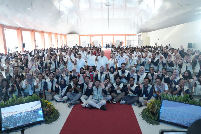 Guru dan siswa Sekolah Rakyat Terpadu Kulon Progo berfoto bersama dalam rangkaian program Connect.in-Spirasi: Yogyakarta Chapter 2026 yang diselenggarakan Telkom berkolaborasi dengan Kementerian Sosial RI pada 22–23 Oktober 2026. Melalui program ini, Telkom memperkuat kapasitas 59 guru serta mendukung pembelajaran interaktif bagi 537 siswa melalui pengenalan teknologi digital, materi STEM, dan pengembangan wawasan untuk mendukung pendidikan yang inklusif dan berkualitas.